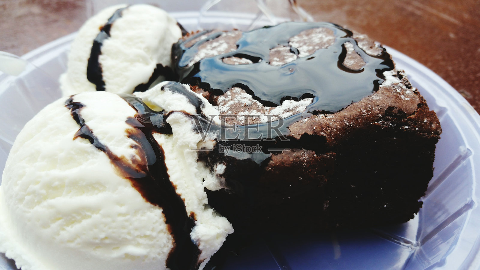 盘子里的甜点特写照片摄影图片