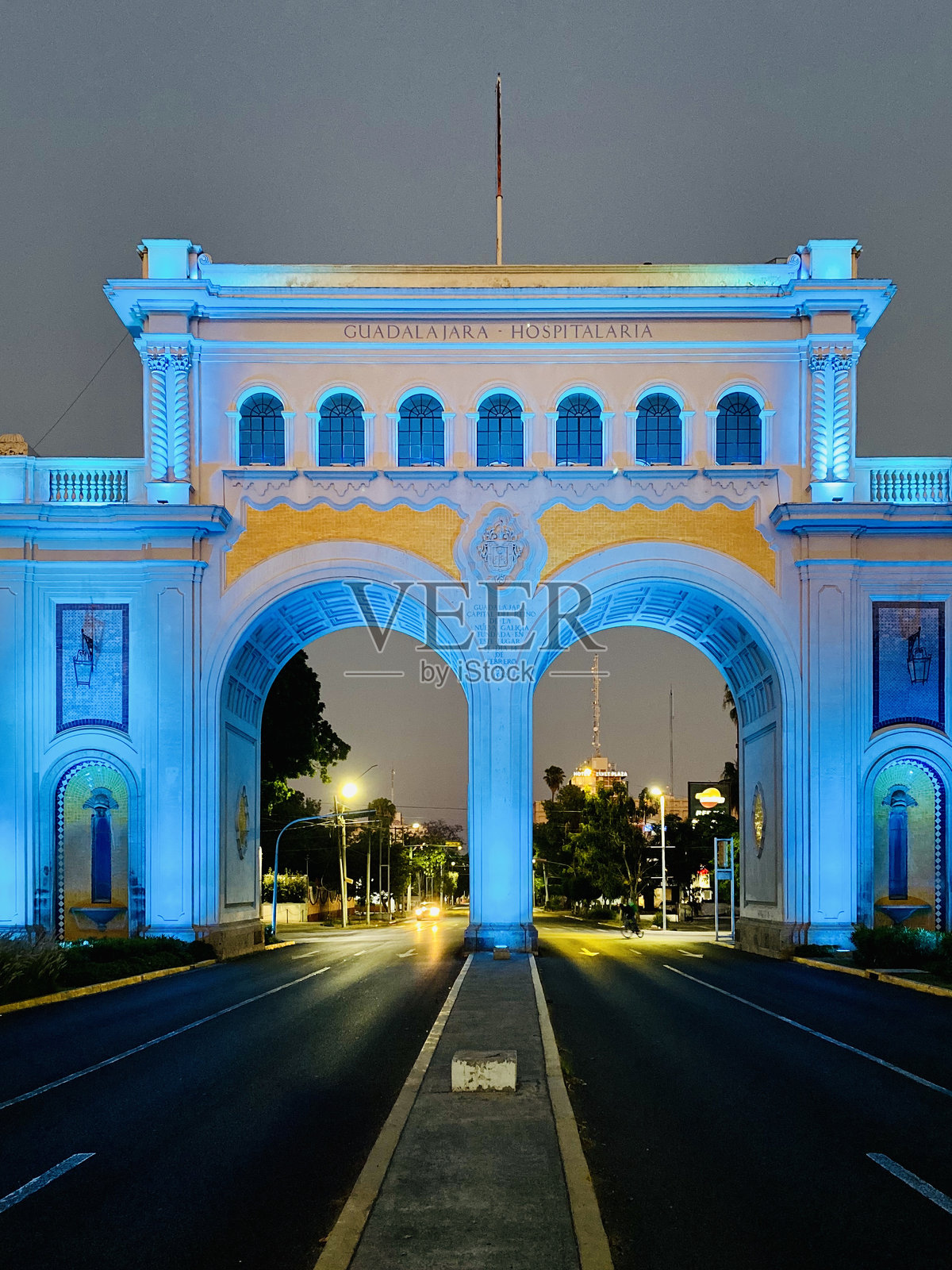 城市在天空中闪耀照片摄影图片