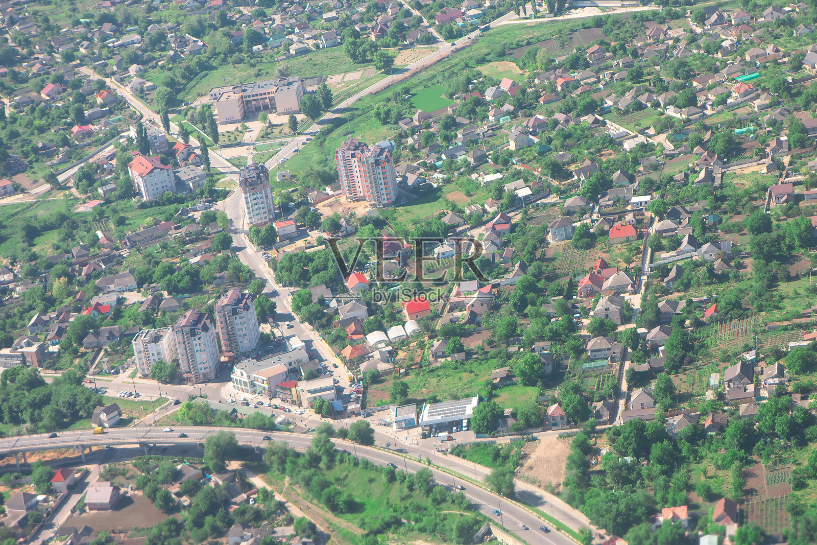 城市景观的鸟瞰图,展示了建筑和街道。照片摄影图片