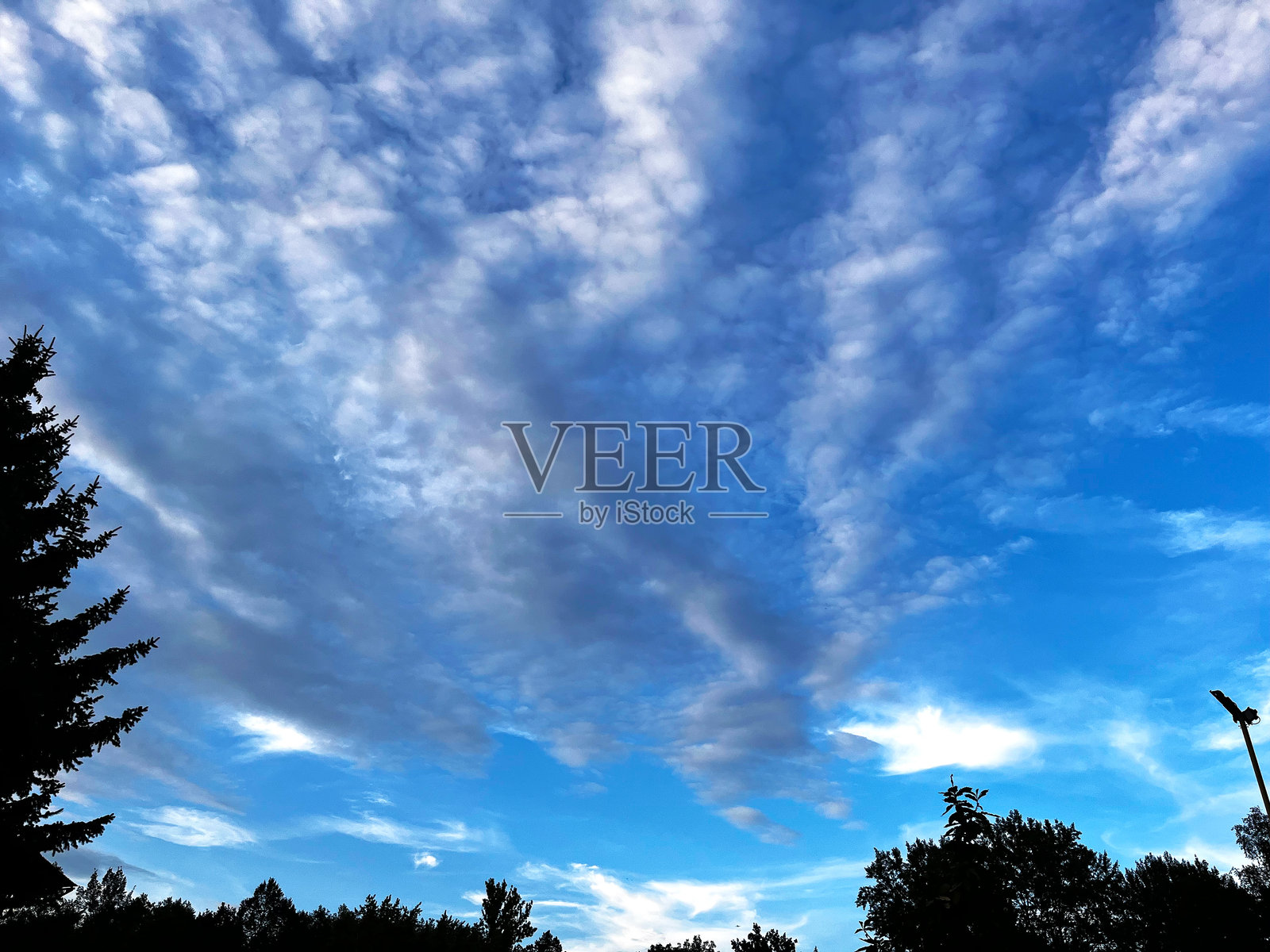 美丽的日出时分蓝天与云朵的景色。局部多云。夏季背景云彩。照片摄影图片