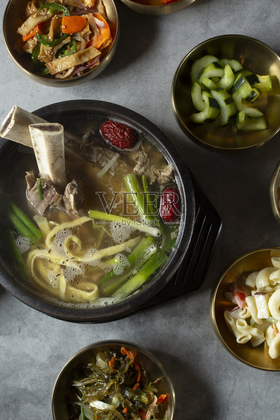 带骨牛肋骨汤照片摄影图片