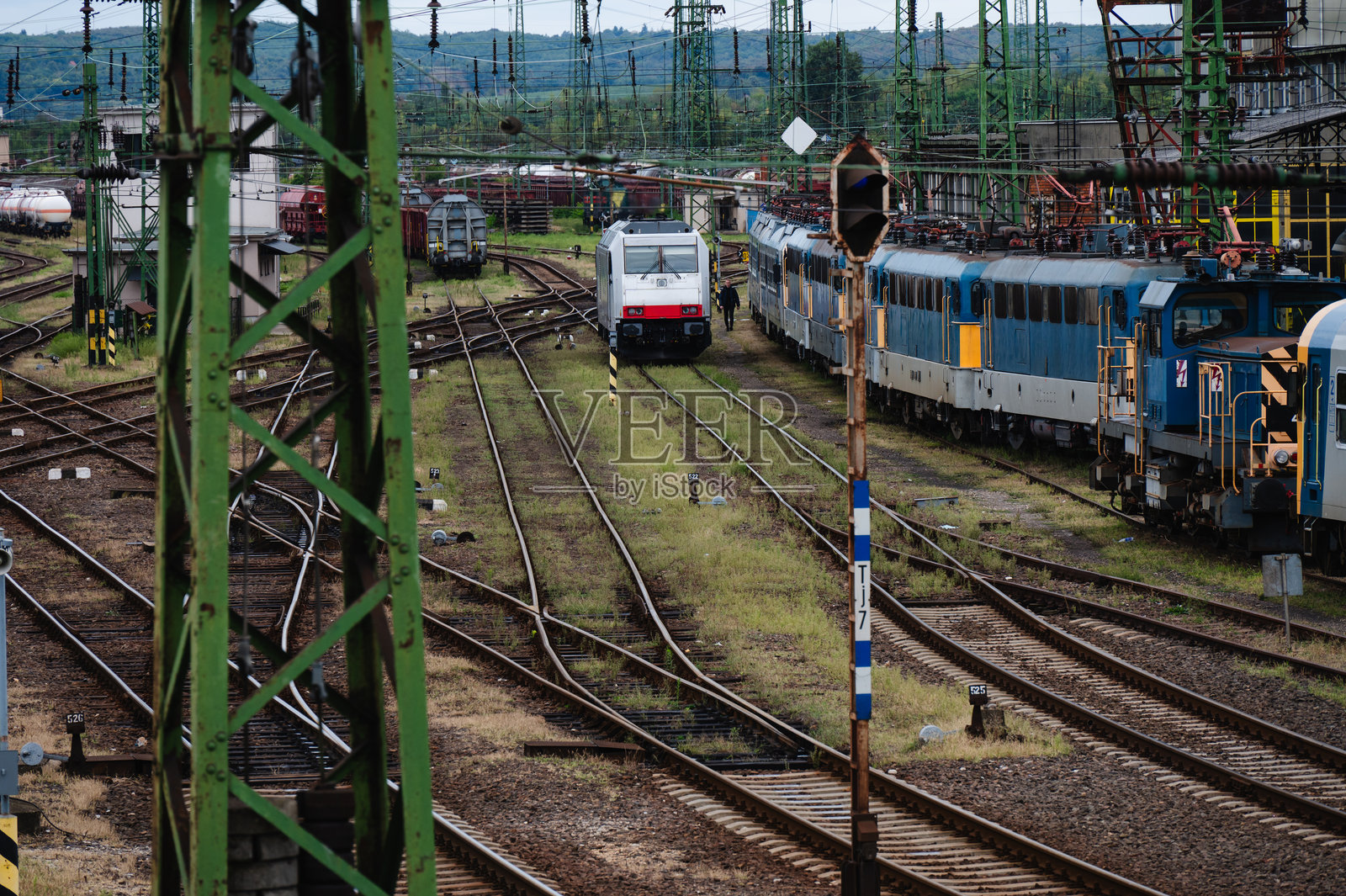 复杂的铁路编组场,拥有多条轨道和机车照片摄影图片
