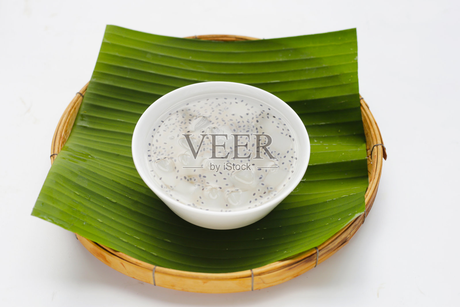 椰子果冻配罗勒种子糖浆照片摄影图片