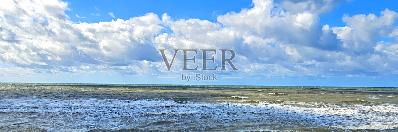 波罗的海的海景与防波堤照片摄影图片