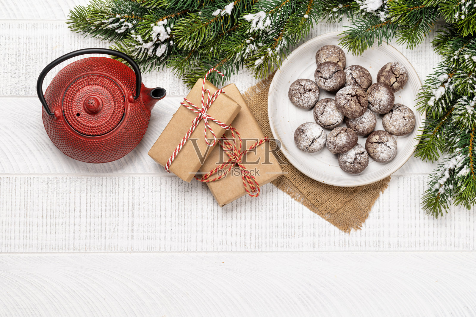 一盘节日气氛浓厚的圣诞饼干拼盘照片摄影图片