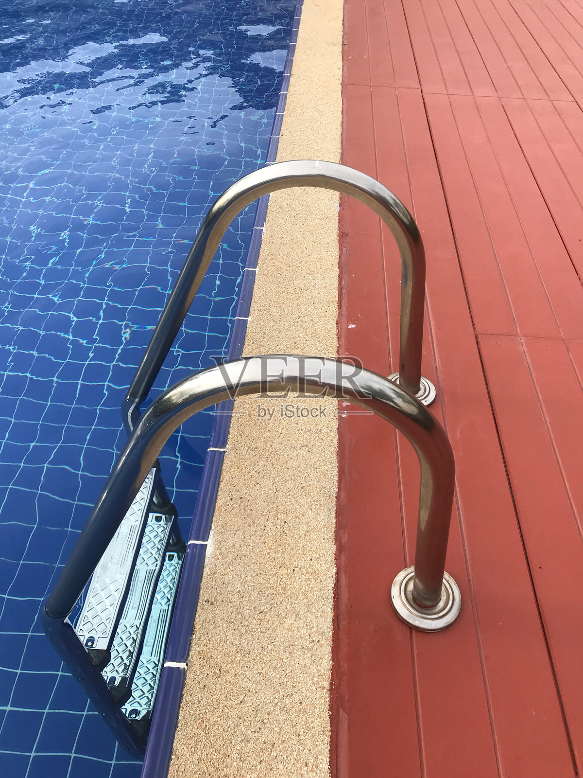 不锈钢游泳池梯子照片摄影图片