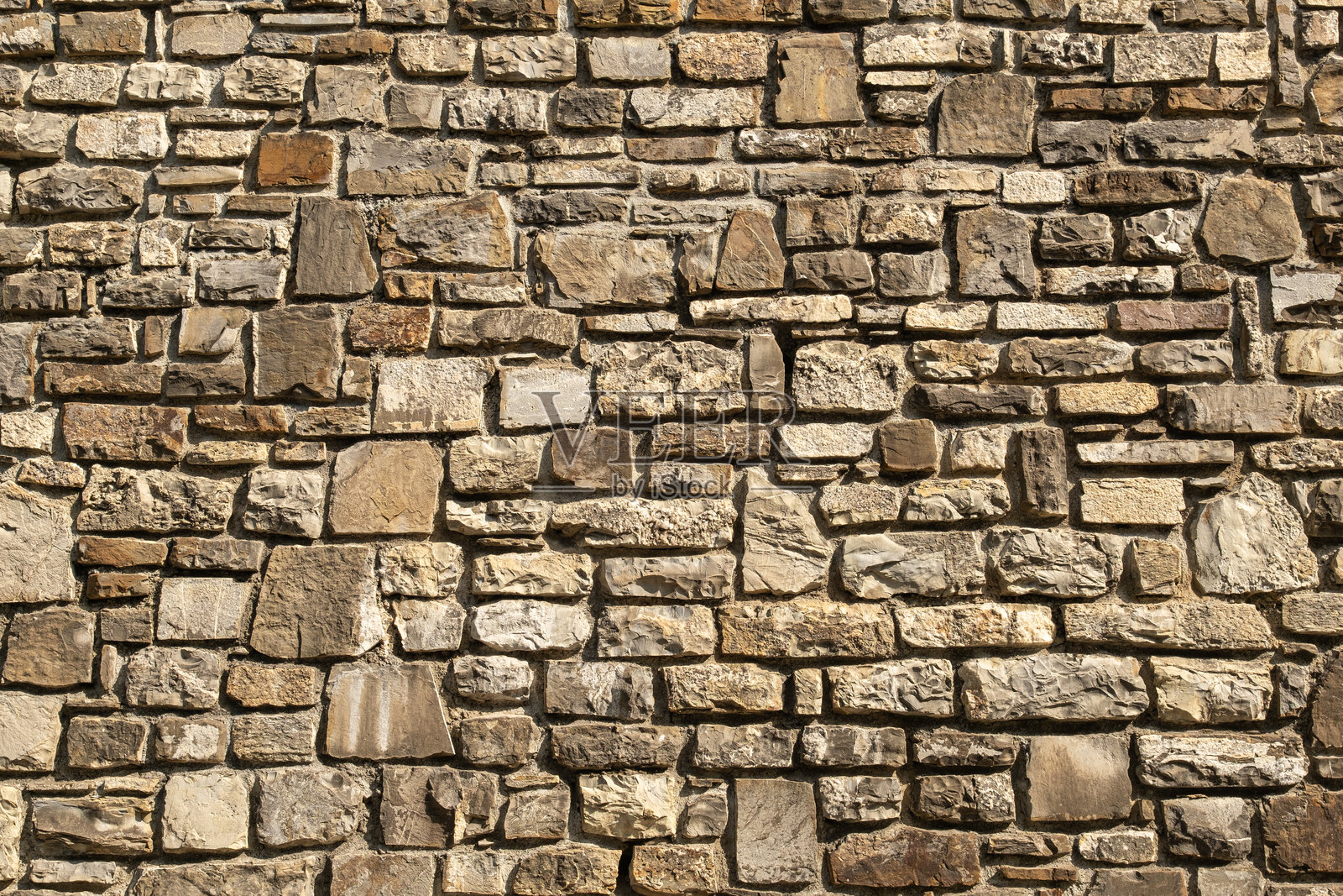 由石灰岩制成的石墙,典型于古代城市。石匠的工艺在建筑中显而易见。照片摄影图片