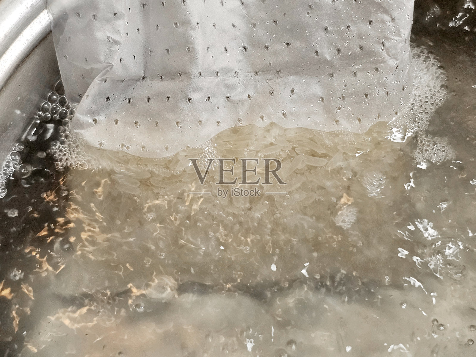 在锅中准备袋装米饭照片摄影图片