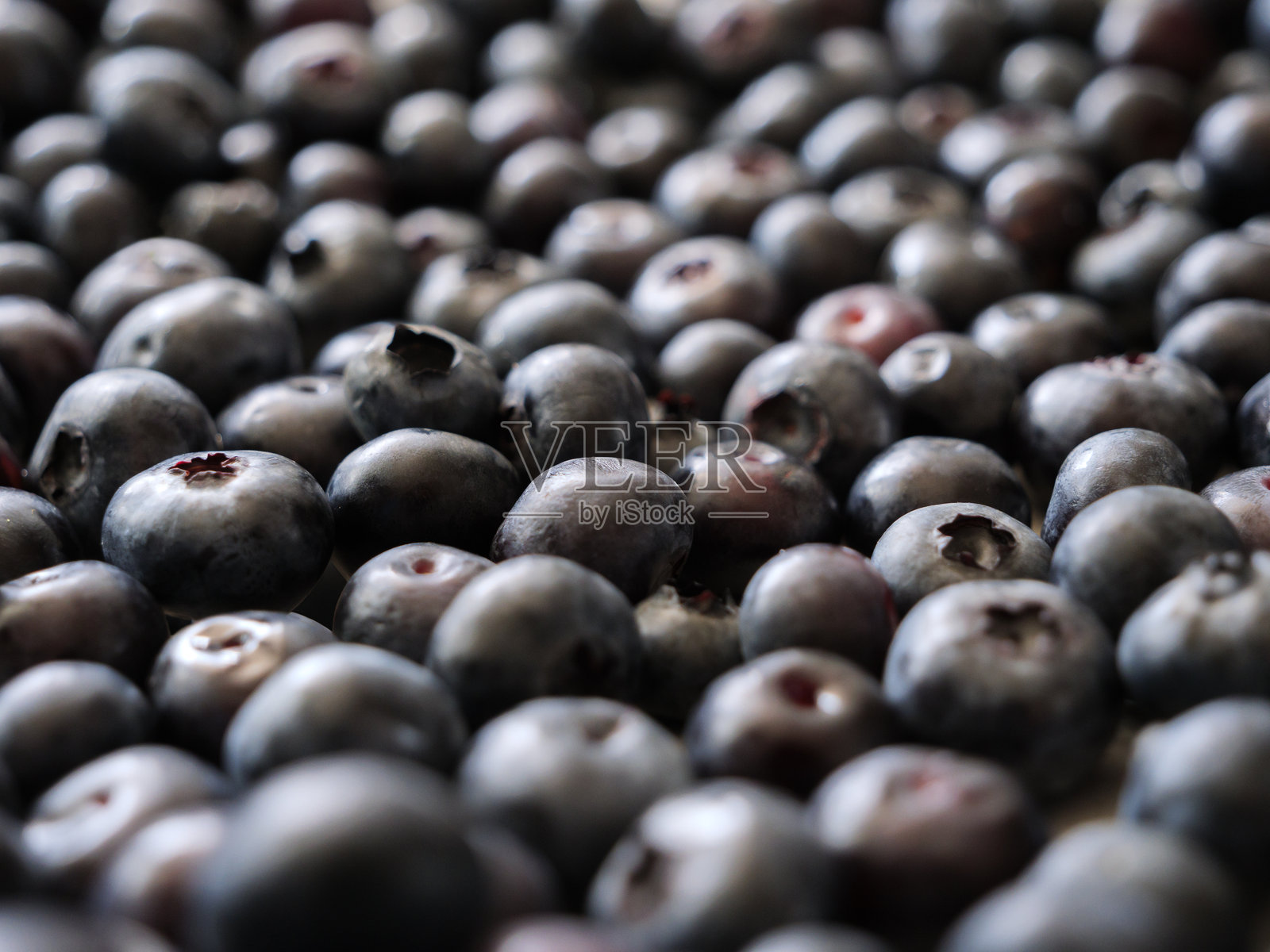 新鲜的蓝莓散落在表面上照片摄影图片