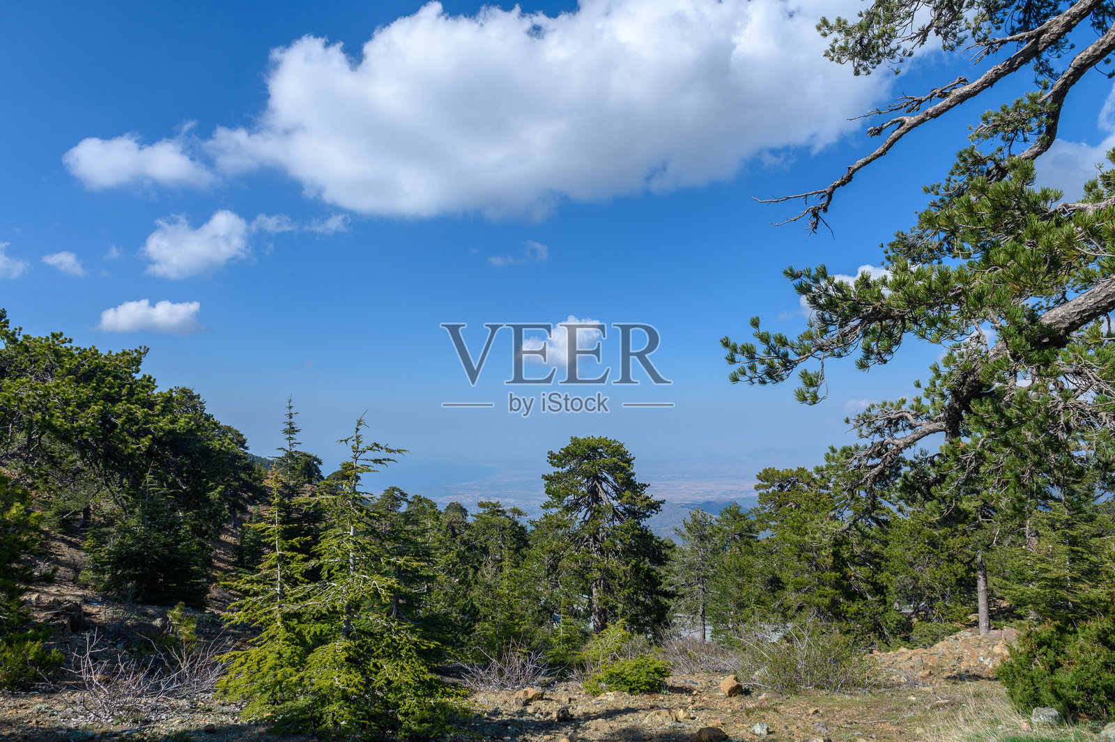 秋季特罗多斯山脉的天空下风景如画的景观照片摄影图片