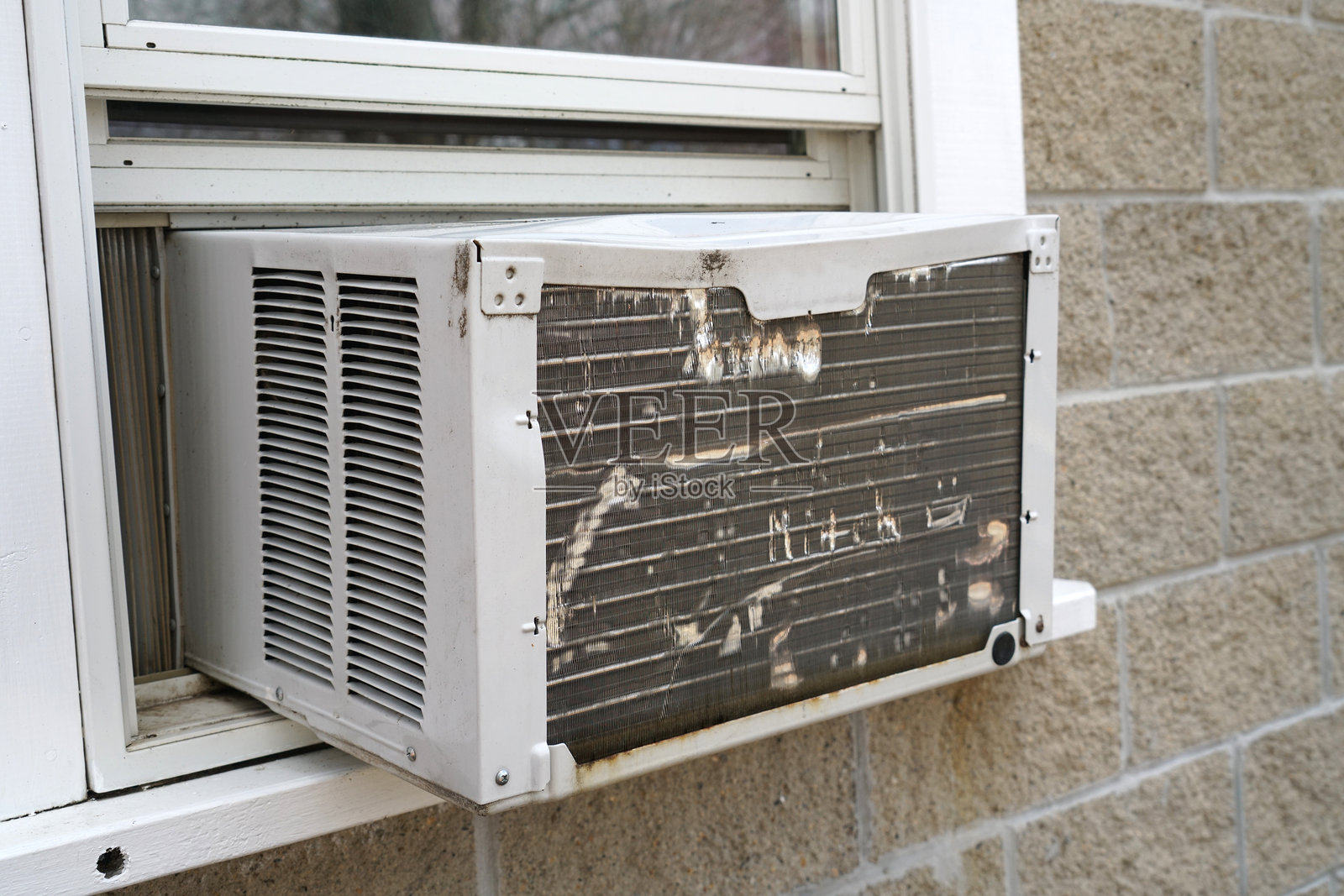 安装在窗户上的旧空调照片摄影图片