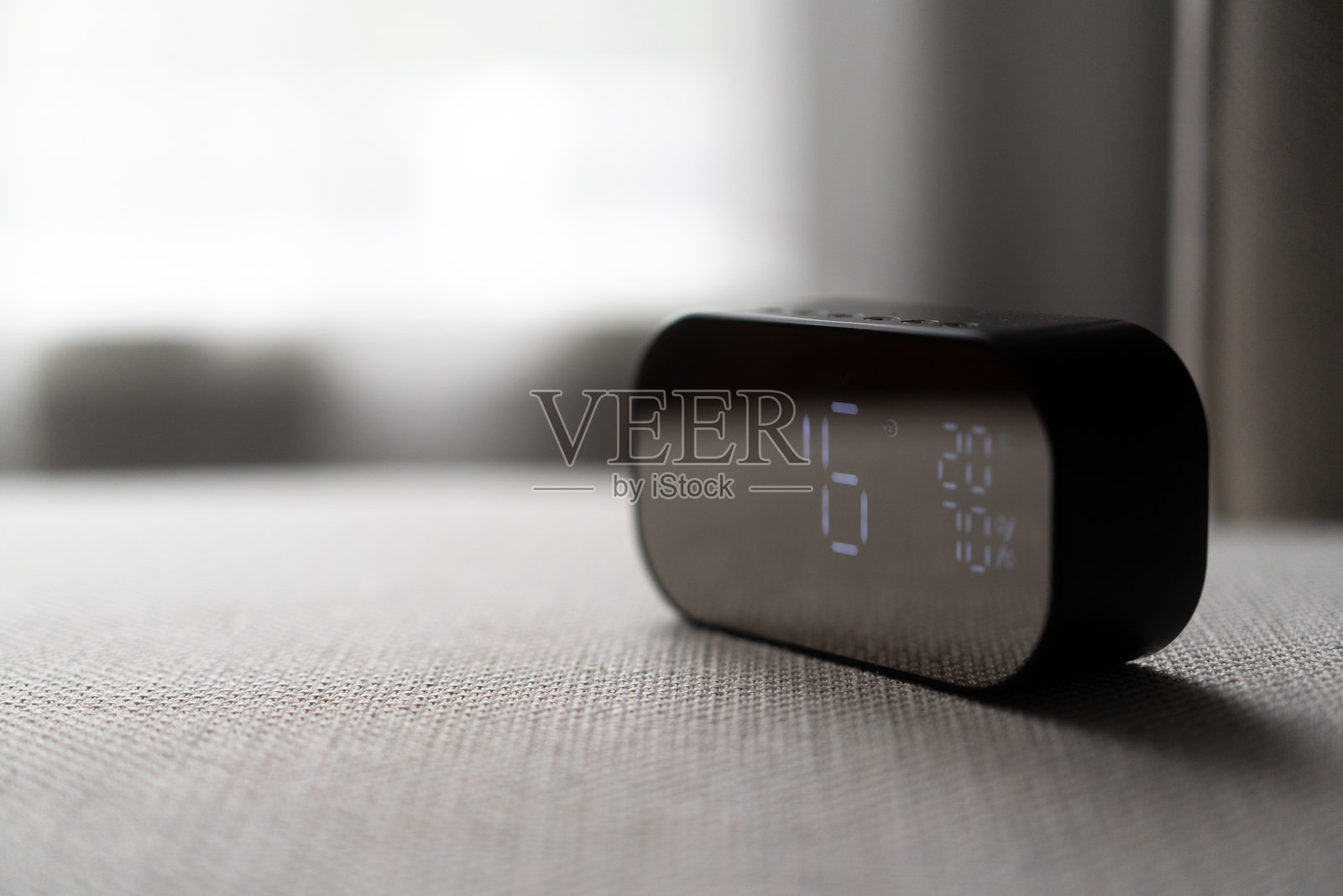 桌子上的数字显示时钟照片摄影图片