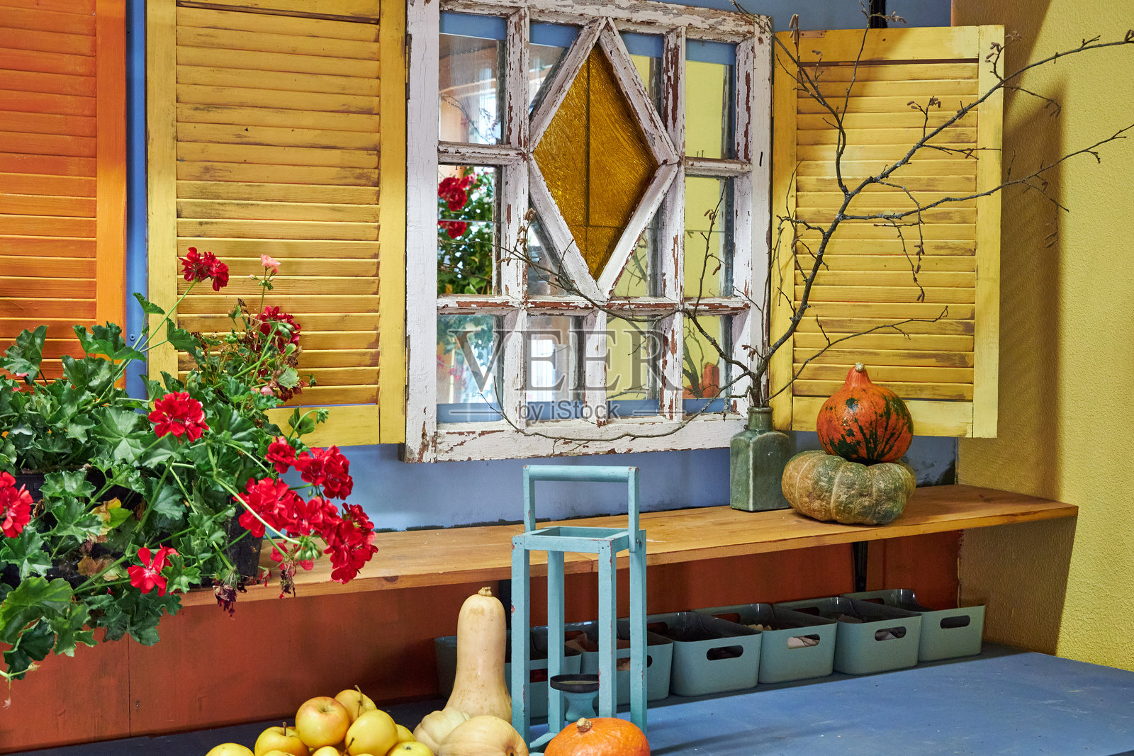 现代室内秋季装饰,橙色调的南瓜和花卉装饰照片摄影图片