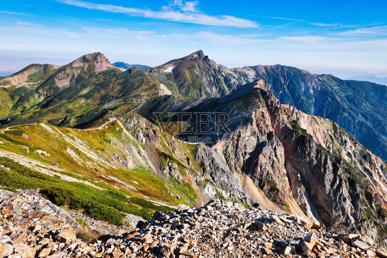 通往日本北阿尔卑斯白马岳的山脊线照片摄影图片