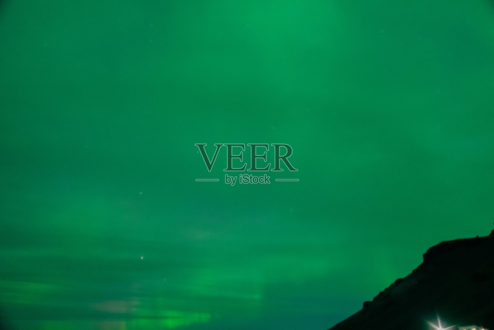 冰岛的极光正在闪烁照片摄影图片