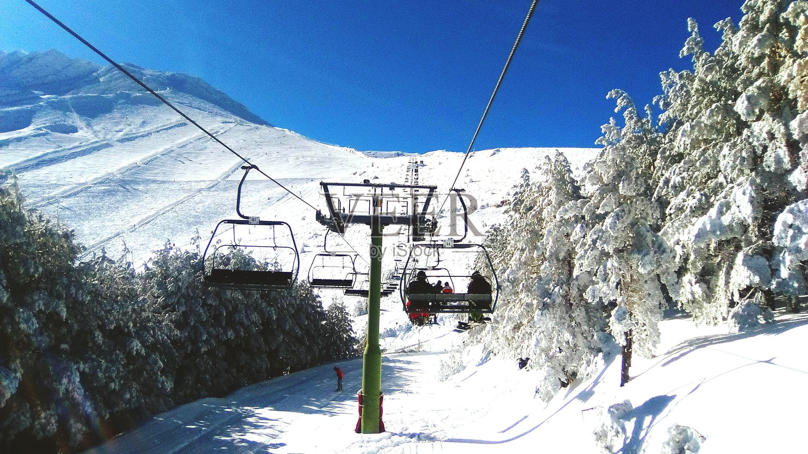 滑雪缆车与雪山背景照片摄影图片