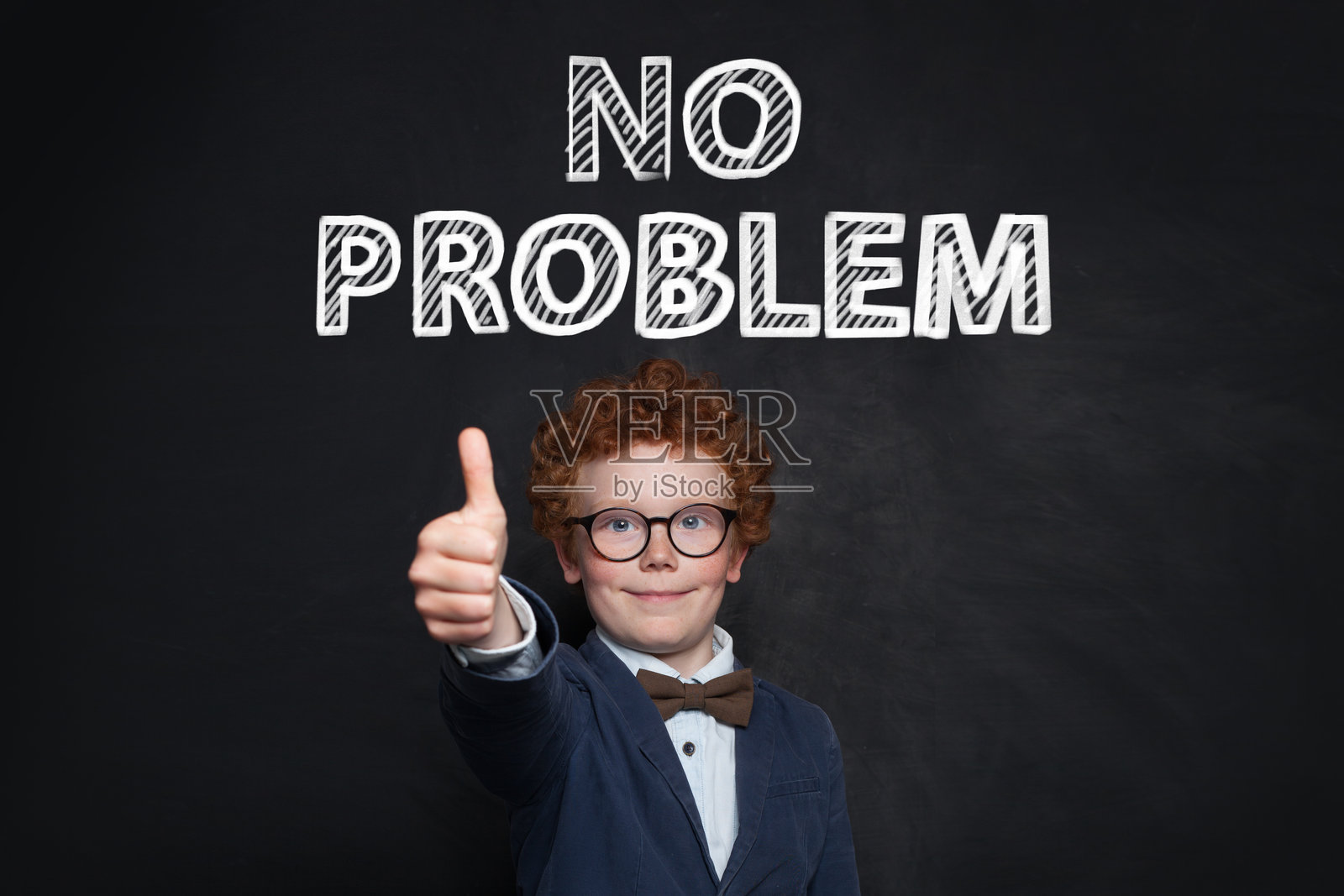 积极快乐的孩子男孩肖像黑色背景照片摄影图片