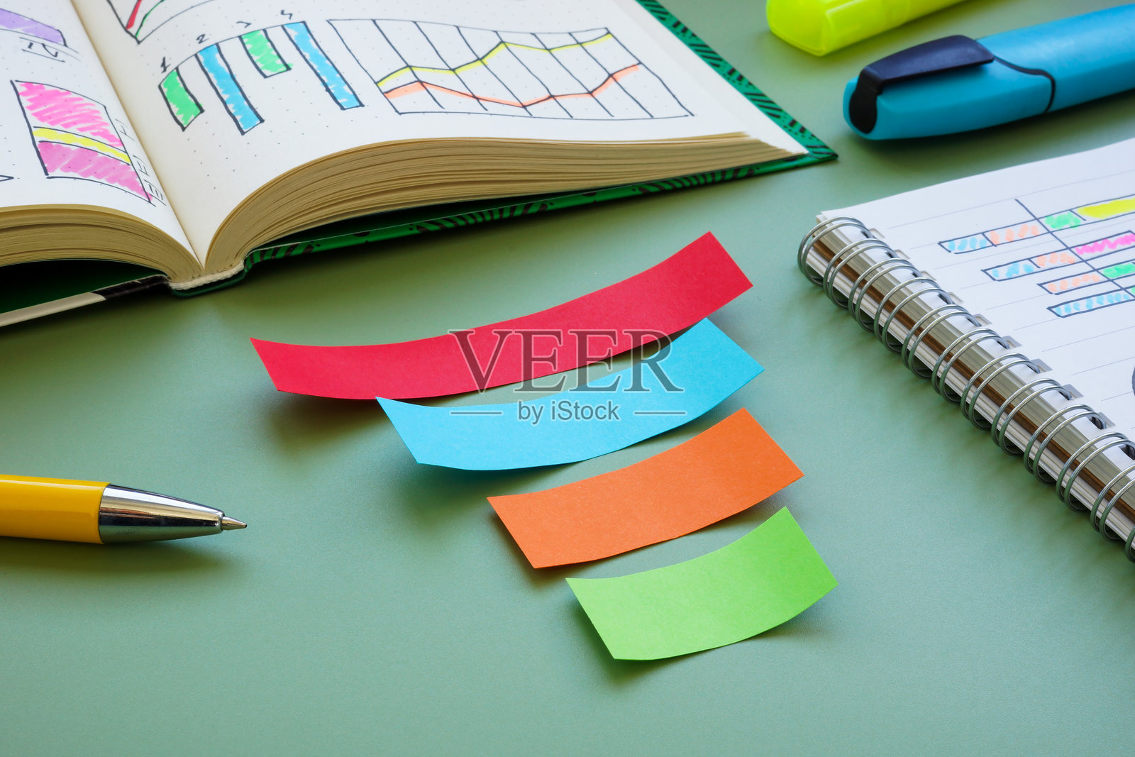 纸条代表营销转化漏斗。象征顾客的旅程。照片摄影图片