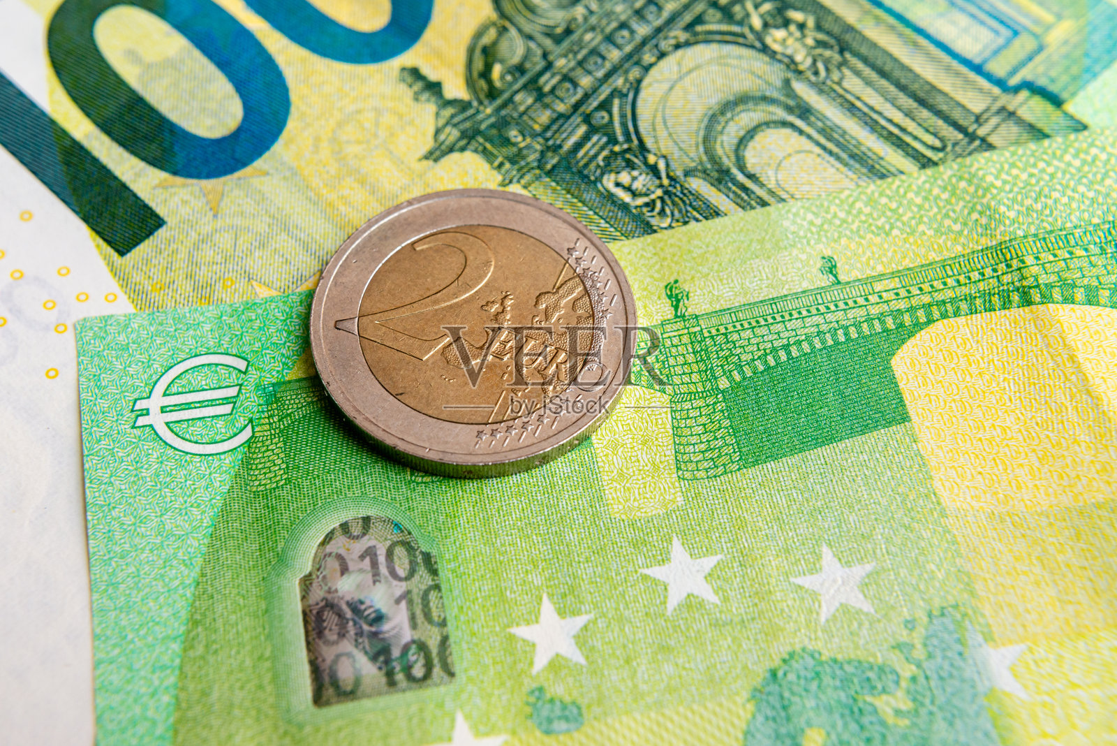 部分欧元流通货币和二币背景,欧盟货币标志。照片摄影图片