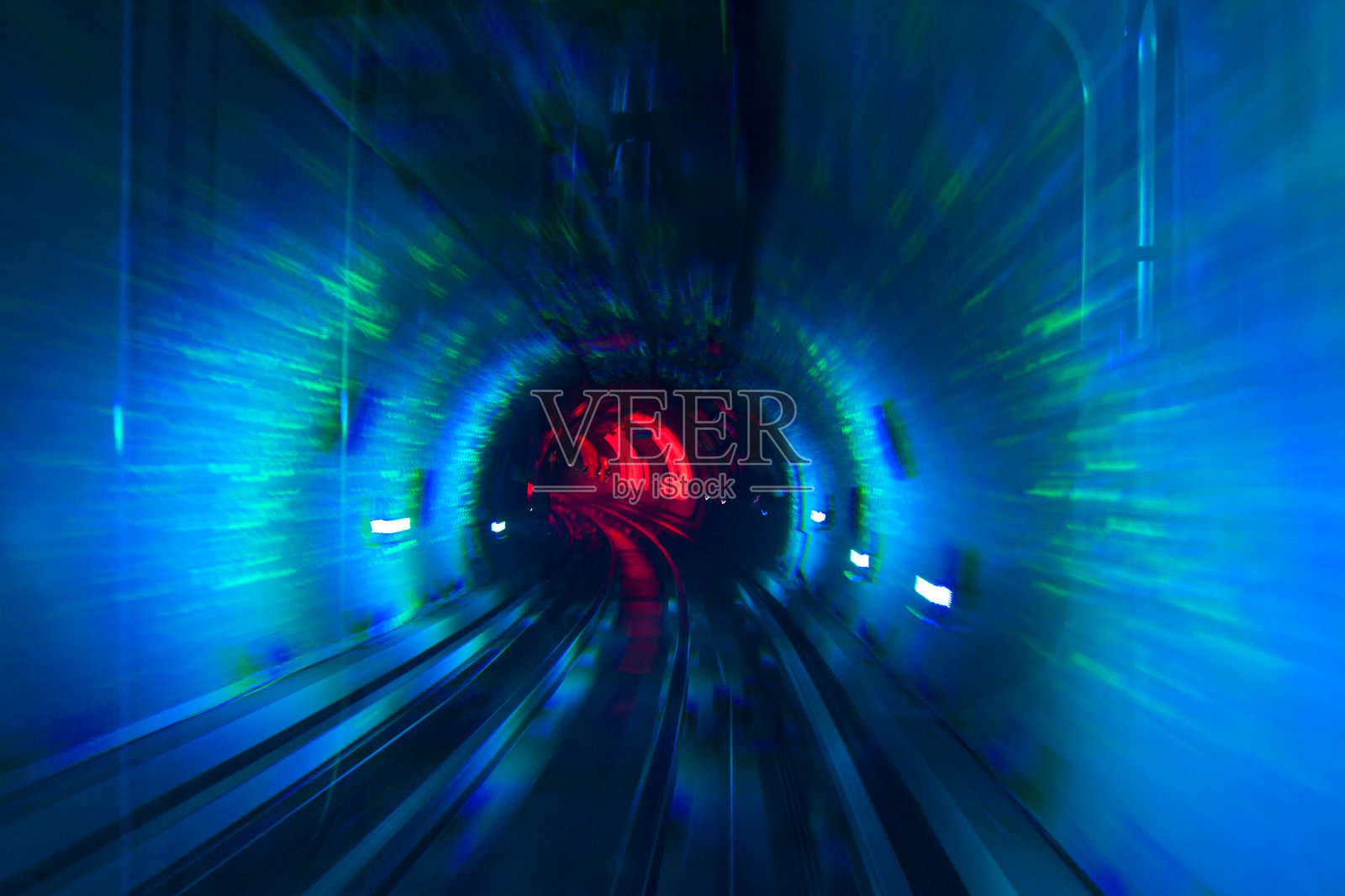 坐着火车穿越外滩观光隧道照片摄影图片