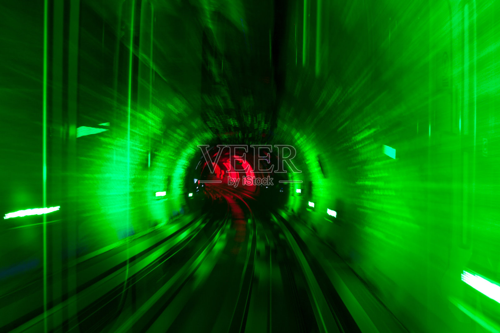 坐着火车穿越外滩观光隧道照片摄影图片