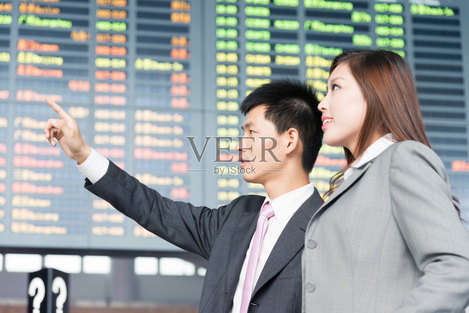 商务男士和商务女性在机场大厅照片摄影图片