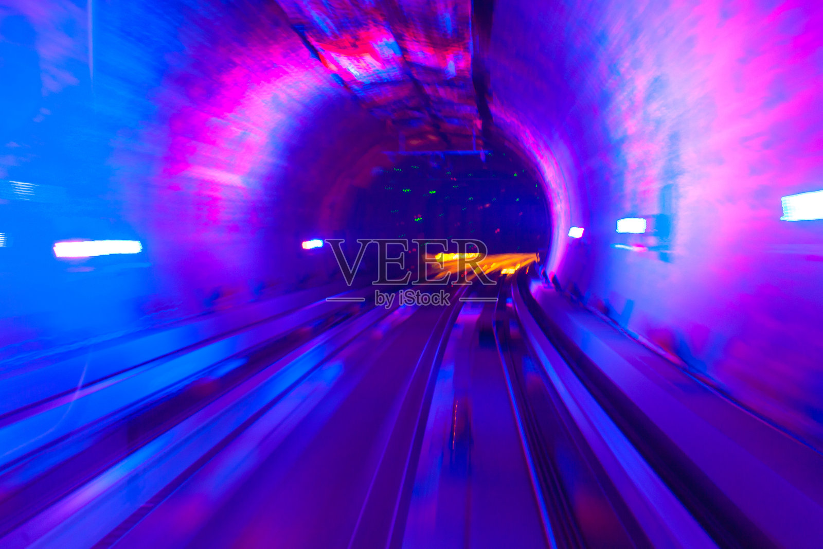 坐着火车穿越外滩观光隧道照片摄影图片