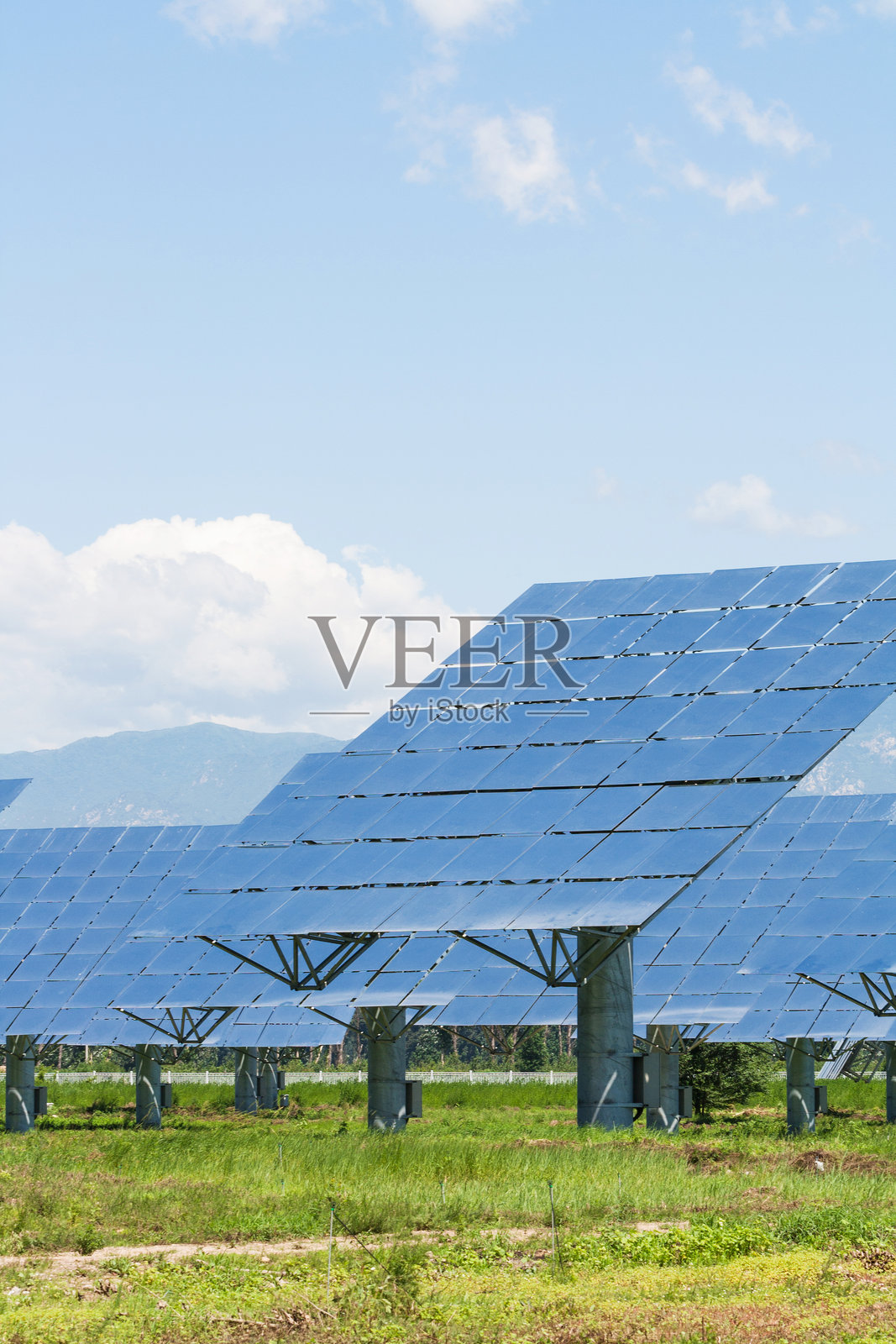草地上光伏太阳能发电站照片摄影图片