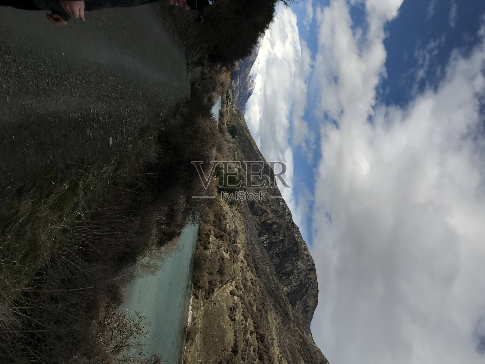 皇后镇瓦卡蒂普湖天际缆车:探索卓越山脉、白雪皑皑的科罗内特峰和莫克湖——新西兰南岛的冬季探险和高山仙境照片摄影图片