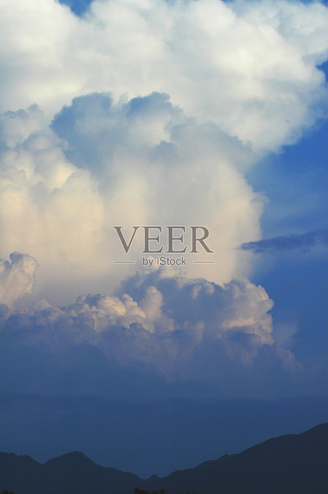 山脉上不断变化的云彩景观照片摄影图片