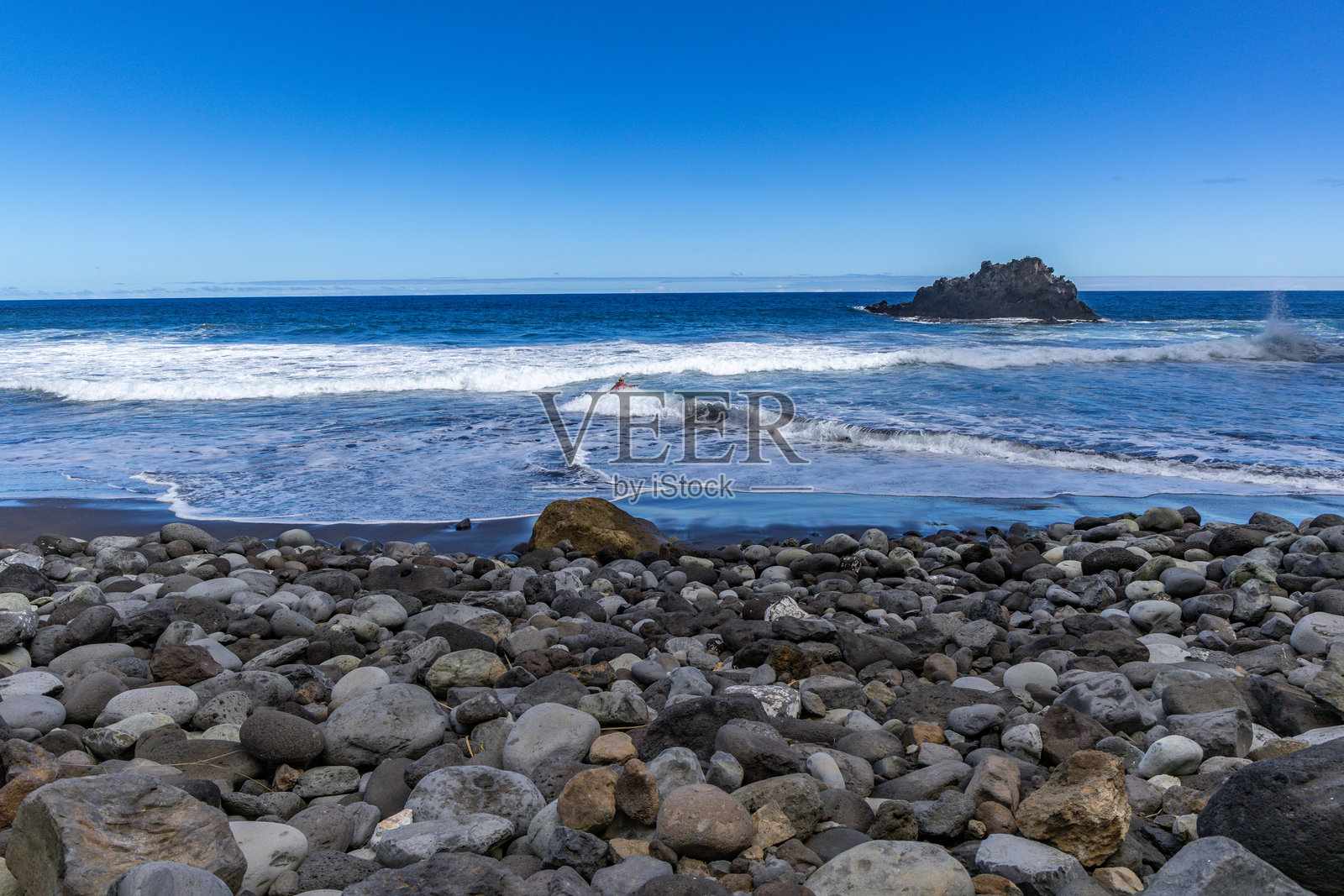 卡斯特罗海滩,高大的棕榈树,香蕉树,黑色火山沙,特内里费岛的海岸风景照片摄影图片