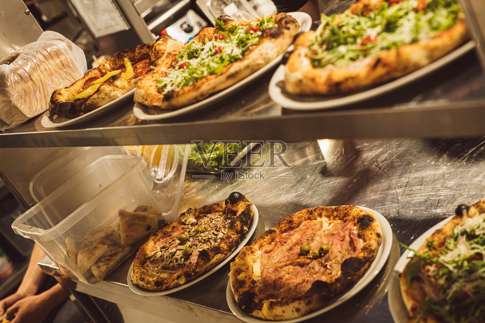 摆放好的烤披萨准备上桌照片摄影图片