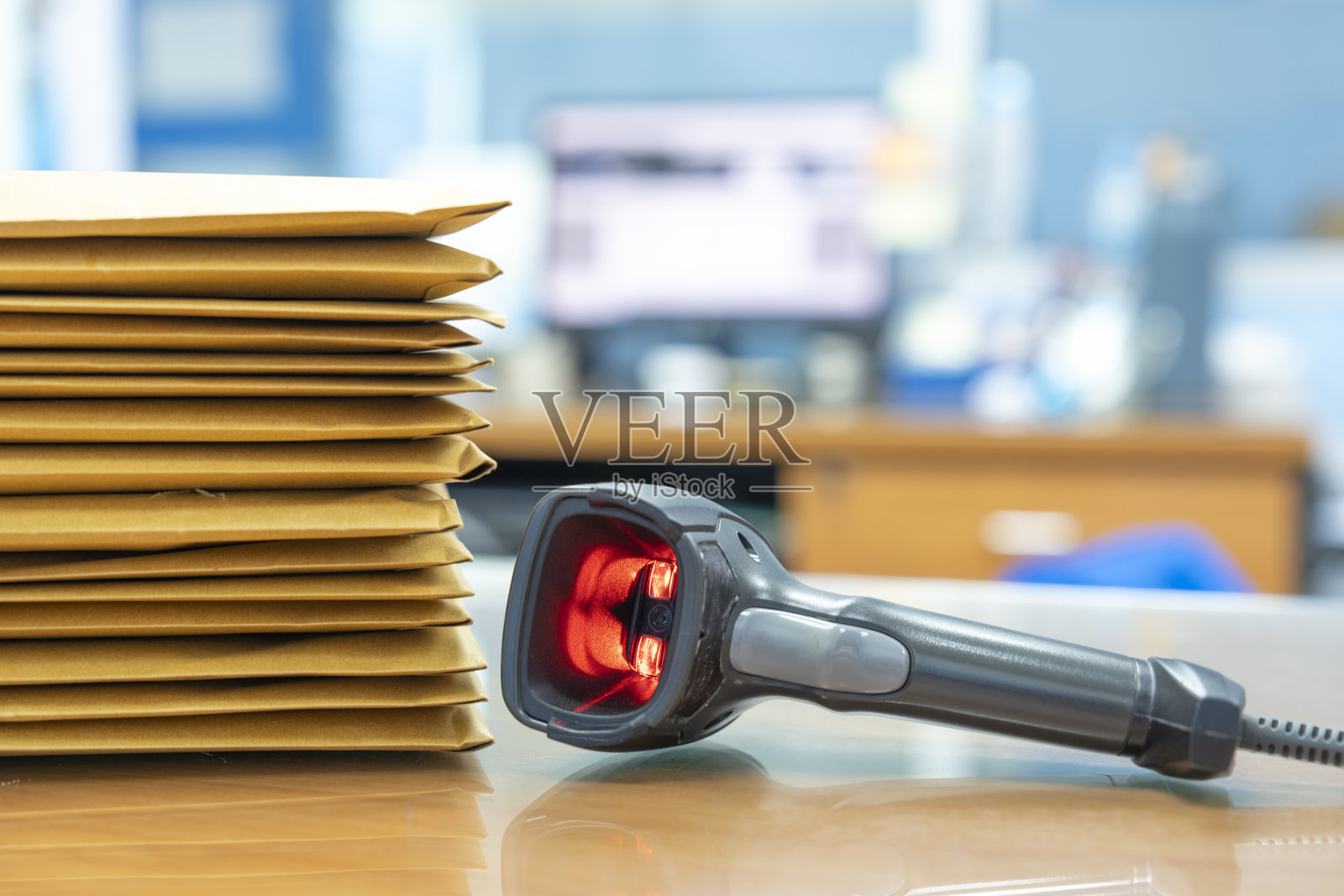 一堆棕色信封,未完成文件的堆积,商业报告纸,使用扫描仪将文件转换为数字数据并存储到计算机中。照片摄影图片