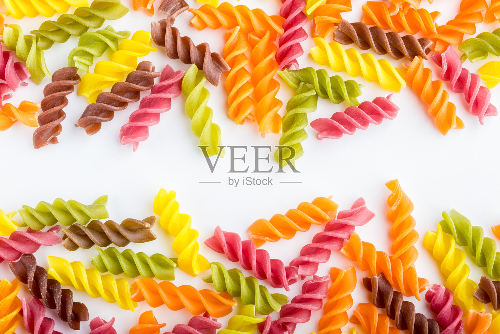 五彩意大利面纹理特写背景。各种颜色的通心粉。意大利面。多种类型和形状的干意大利面。干未煮通心粉的完整背景。照片摄影图片