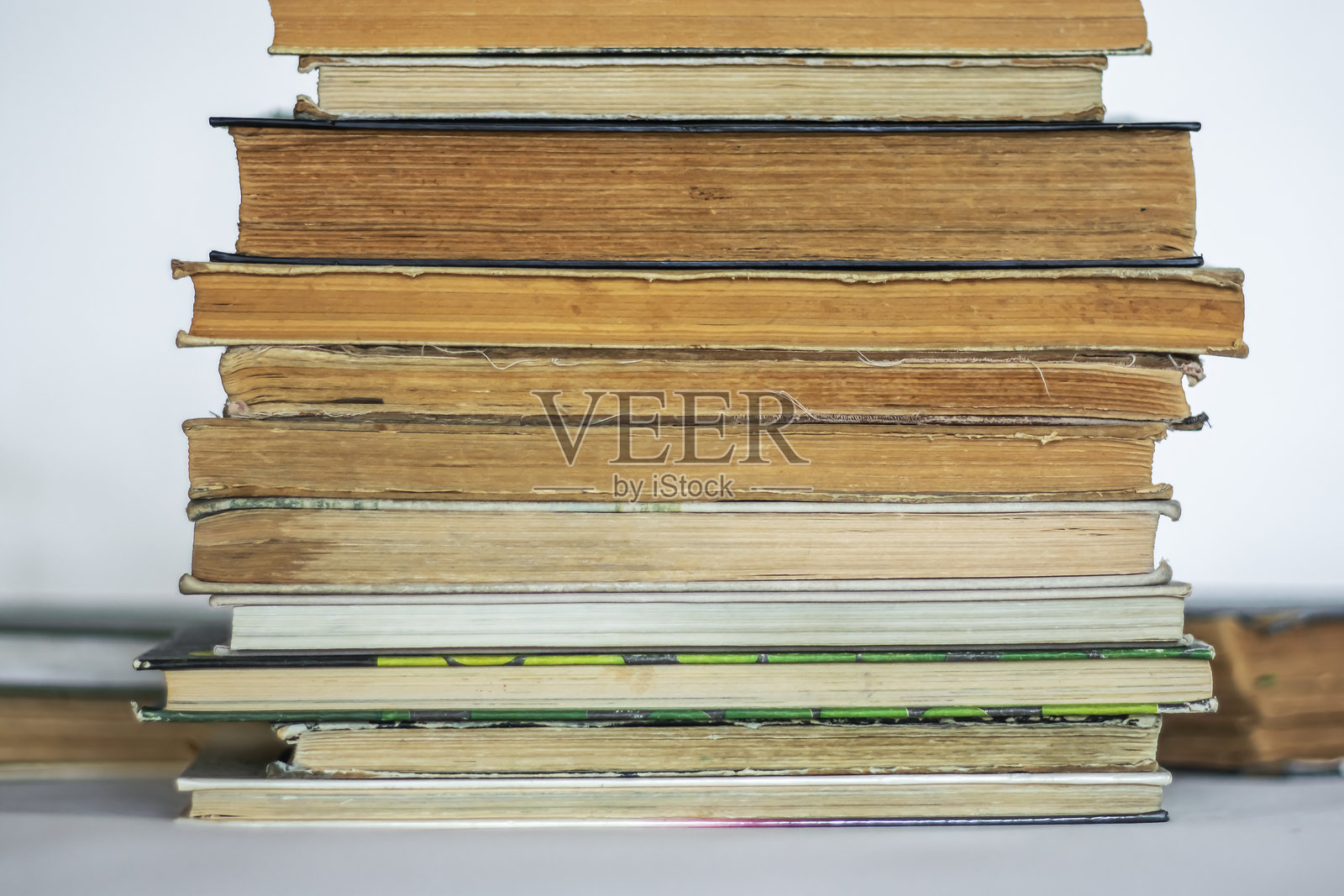 一堆旧书。照片摄影图片