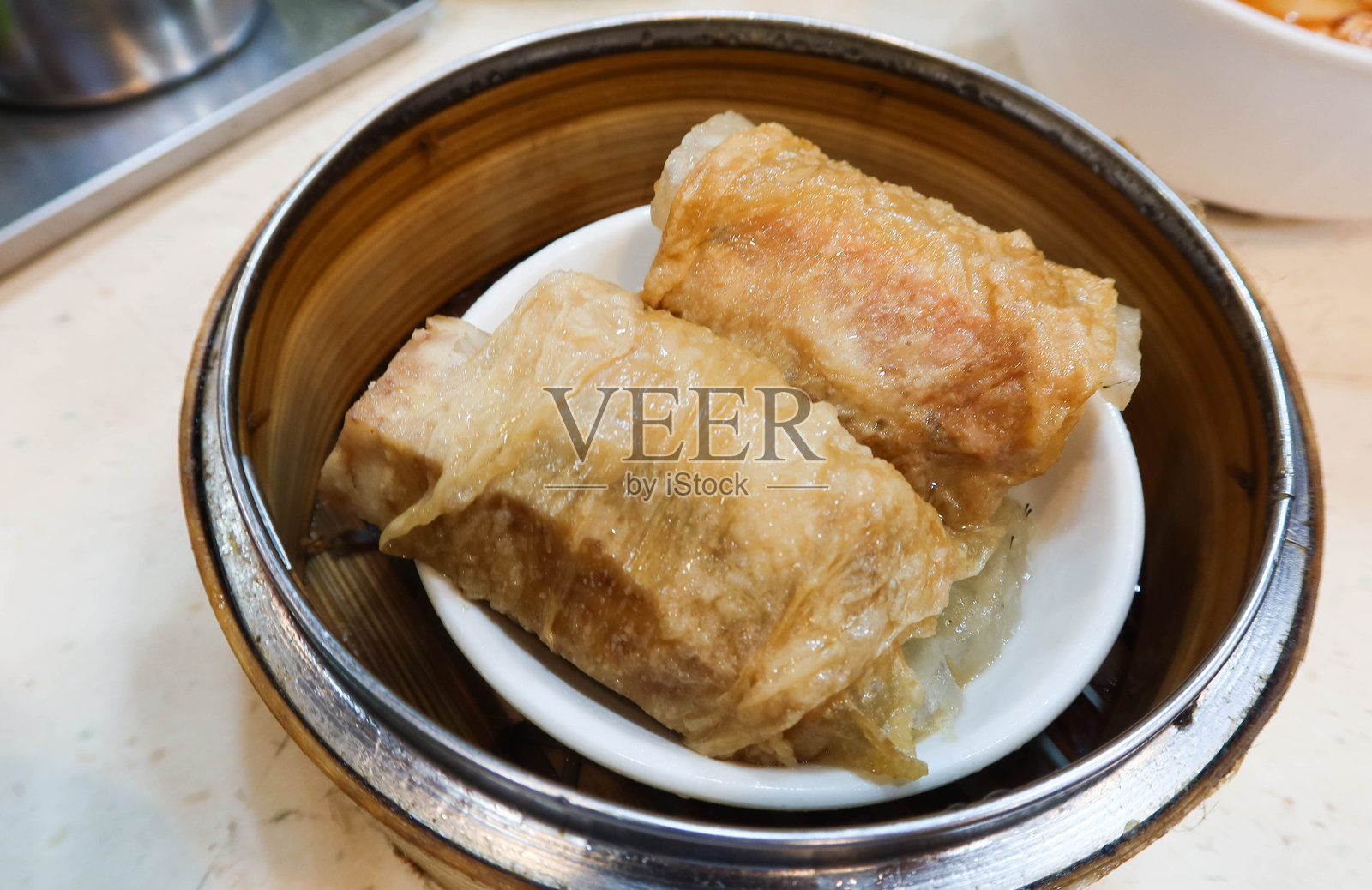 粤式点心蒸鸡豆腐皮虾仁鱼皮卷,竹制蒸笼照片摄影图片