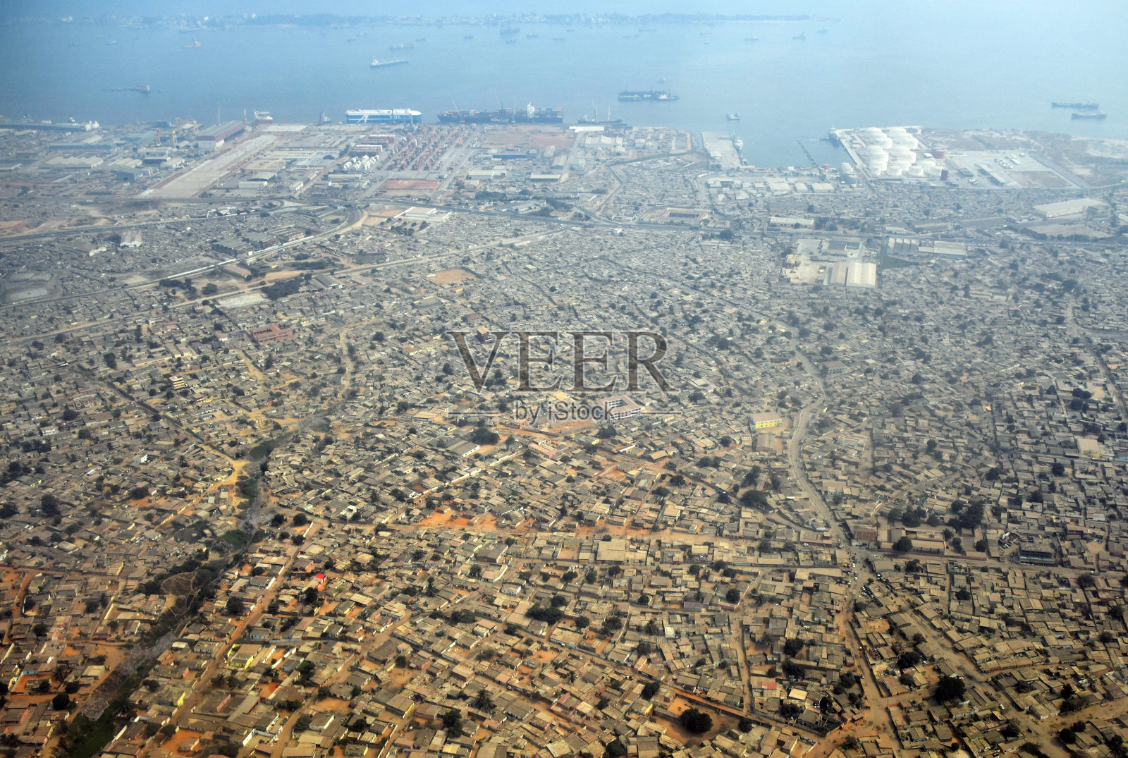 安哥拉罗安达,罗安达殖民地外围广阔、密集和未规划的住宅区照片摄影图片