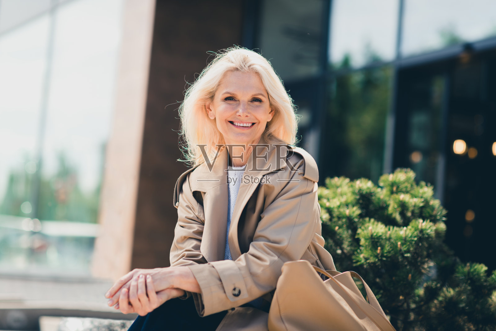 可爱的女人穿着时尚的衣服,享受阳光明媚的秋季周末时光。照片摄影图片