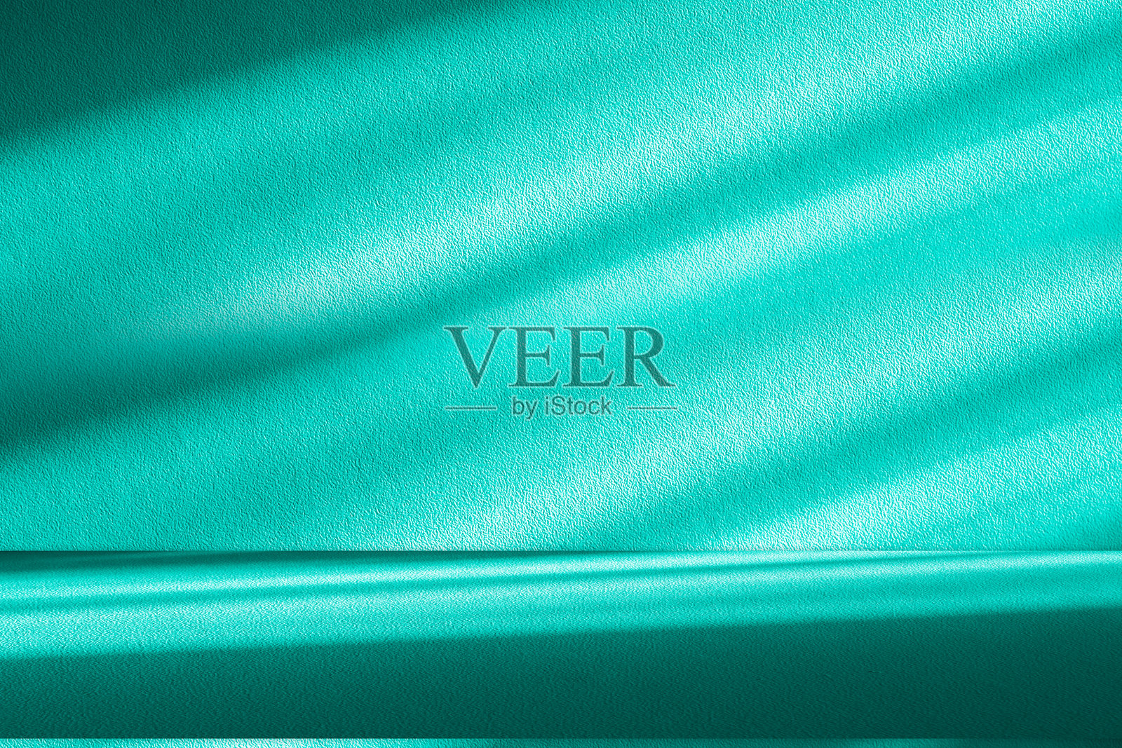 工作室风格的背景墙装饰展示,采用白色和绿色调,窗户投射的阴影营造出装饰效果。照片摄影图片