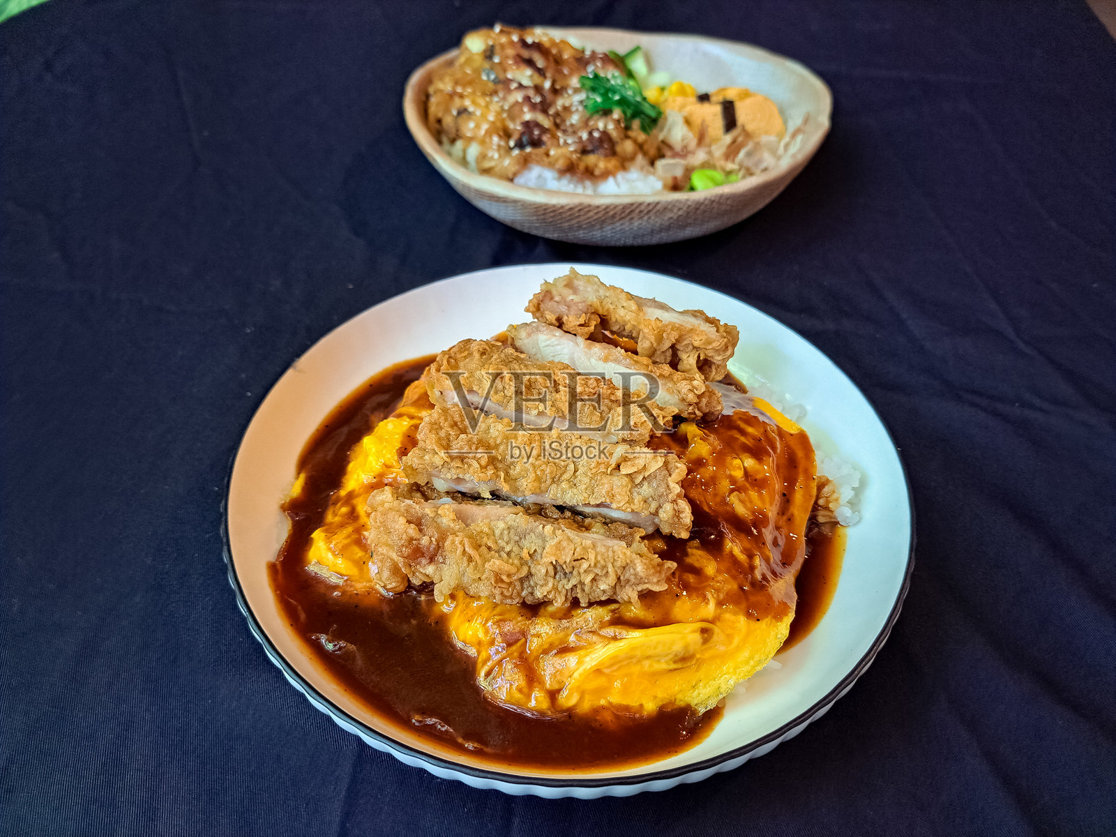 美味的鸡蛋戚风蛋糕配蒸米饭、蛋戚风、蛋包饭酱和鸡肉炸肉排焦糖洋葱。菜单。照片摄影图片