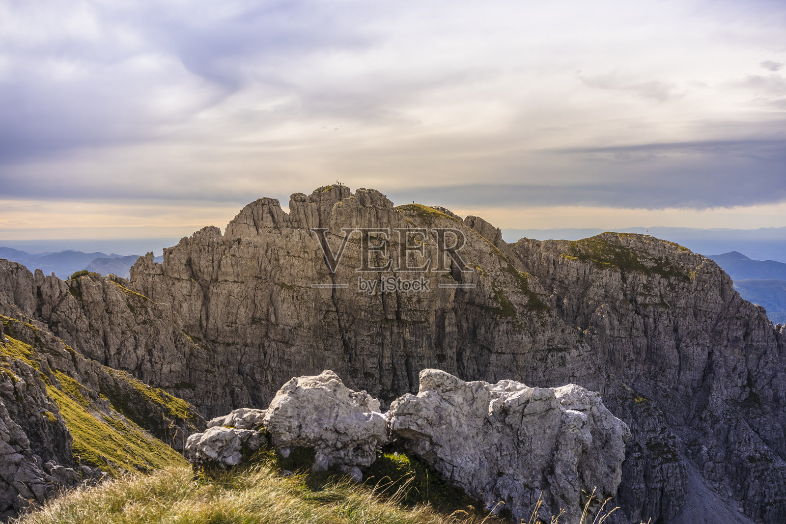 岩石山壁的全景照片摄影图片