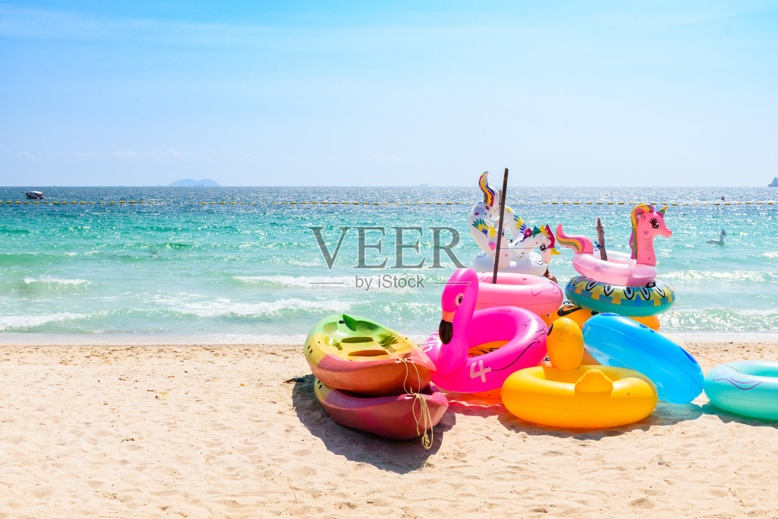 热带海滩上的五彩游泳圈,华丽的漂浮在沙滩上,科兰岛的蓝色海洋风景,度假,夏天,假期,自然,放松,无人,泰国芭提雅。照片摄影图片