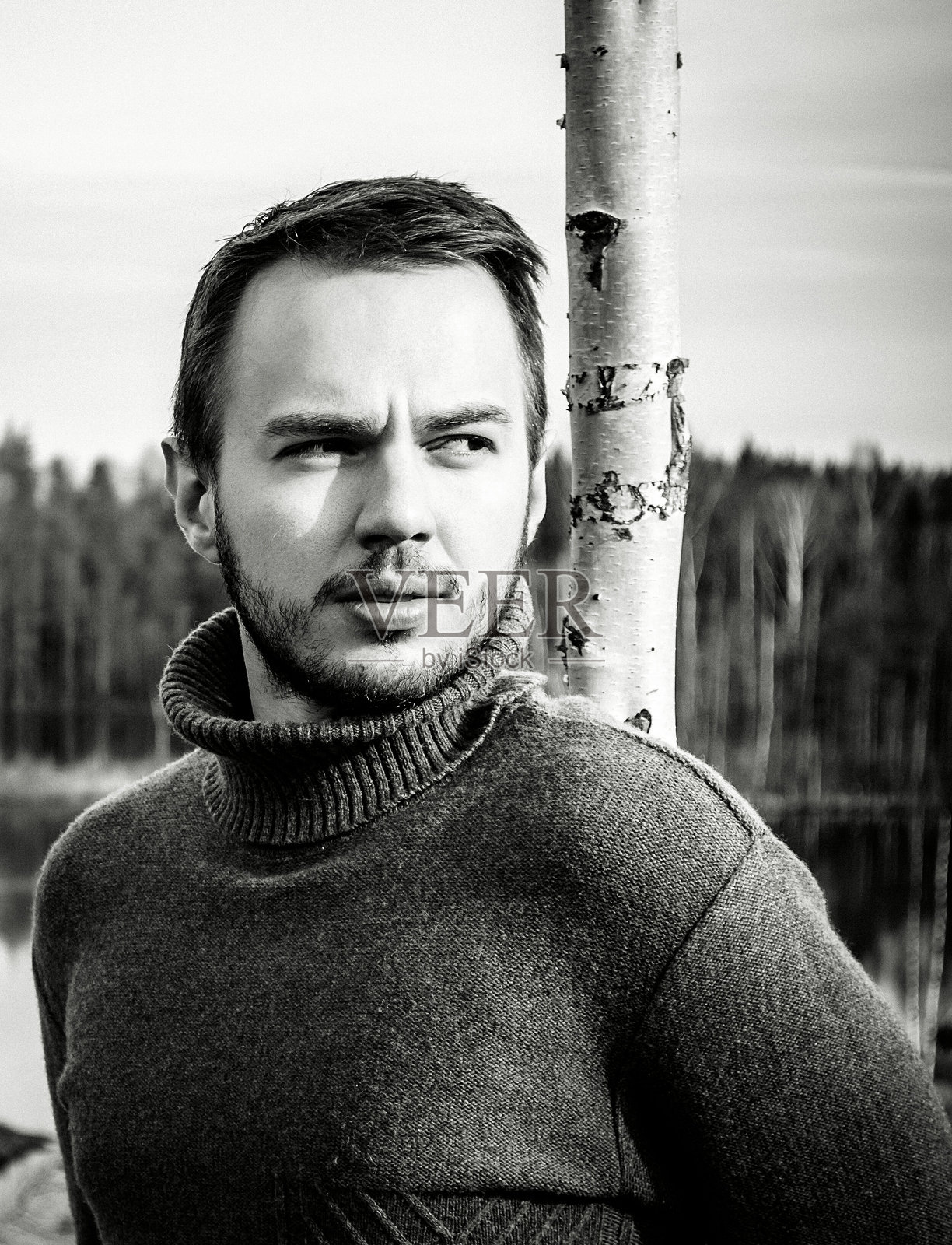 英俊的男人背对天空望去照片摄影图片