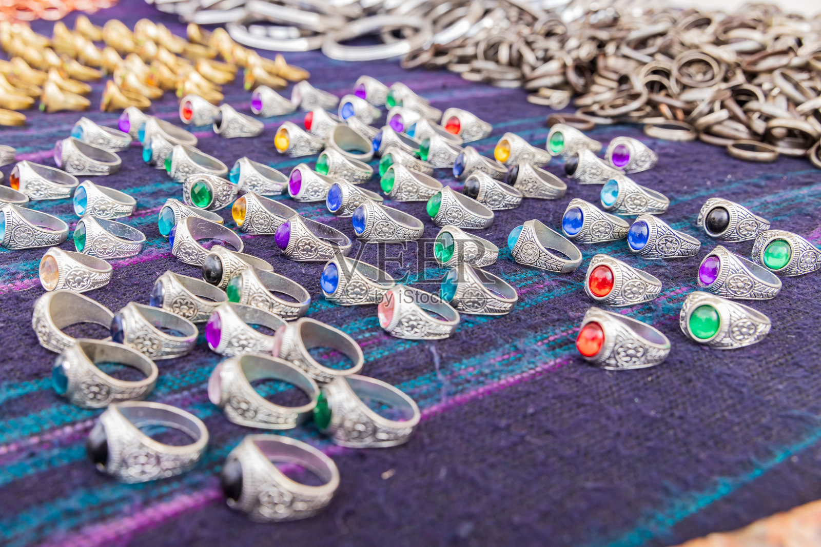 户外市场出售银戒指。照片摄影图片