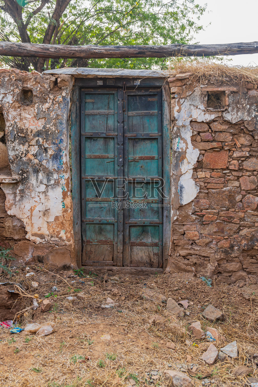拉贾斯坦一座建筑上的旧木门。照片摄影图片
