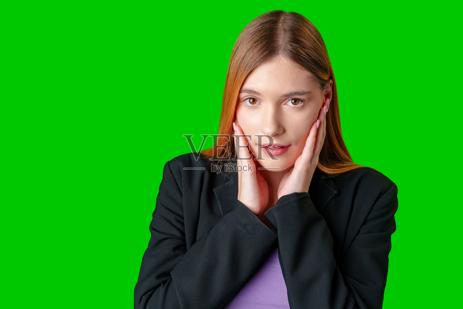 年轻女性在绿幕前露出惊讶的表情照片摄影图片