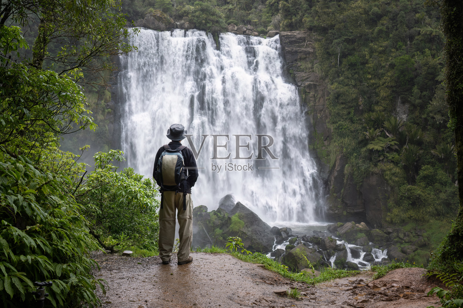 男子欣赏美丽的马罗科帕瀑布景色。怀卡托,新西兰。照片摄影图片