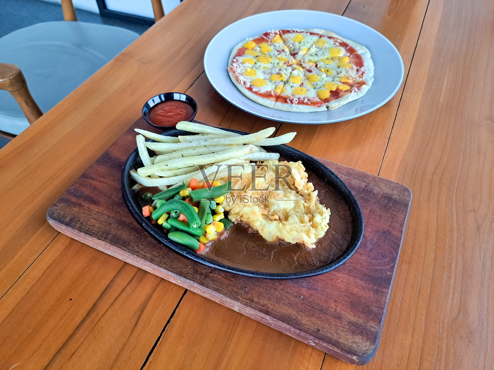 脆皮鸡排和三重奶酪披萨。菜单。照片摄影图片