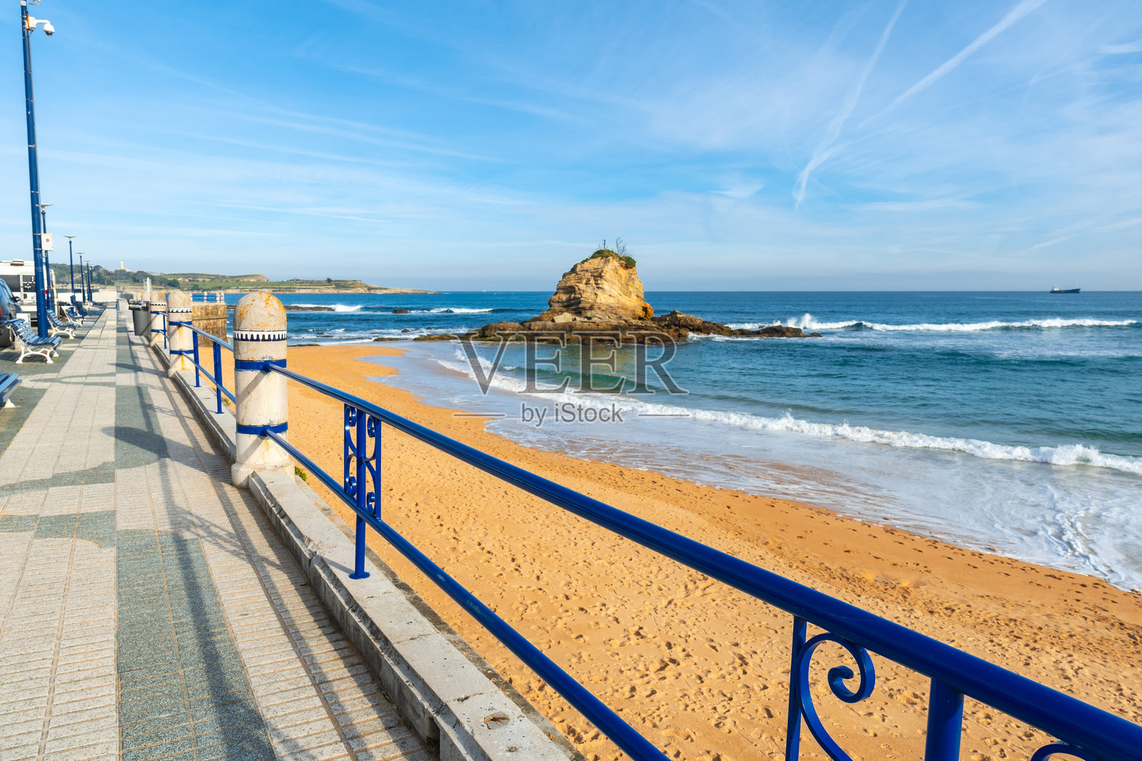 春日下午的圣坦德尔卡门海滩,西班牙坎塔布里亚,旁边是海滨长廊,周围没有人。照片摄影图片