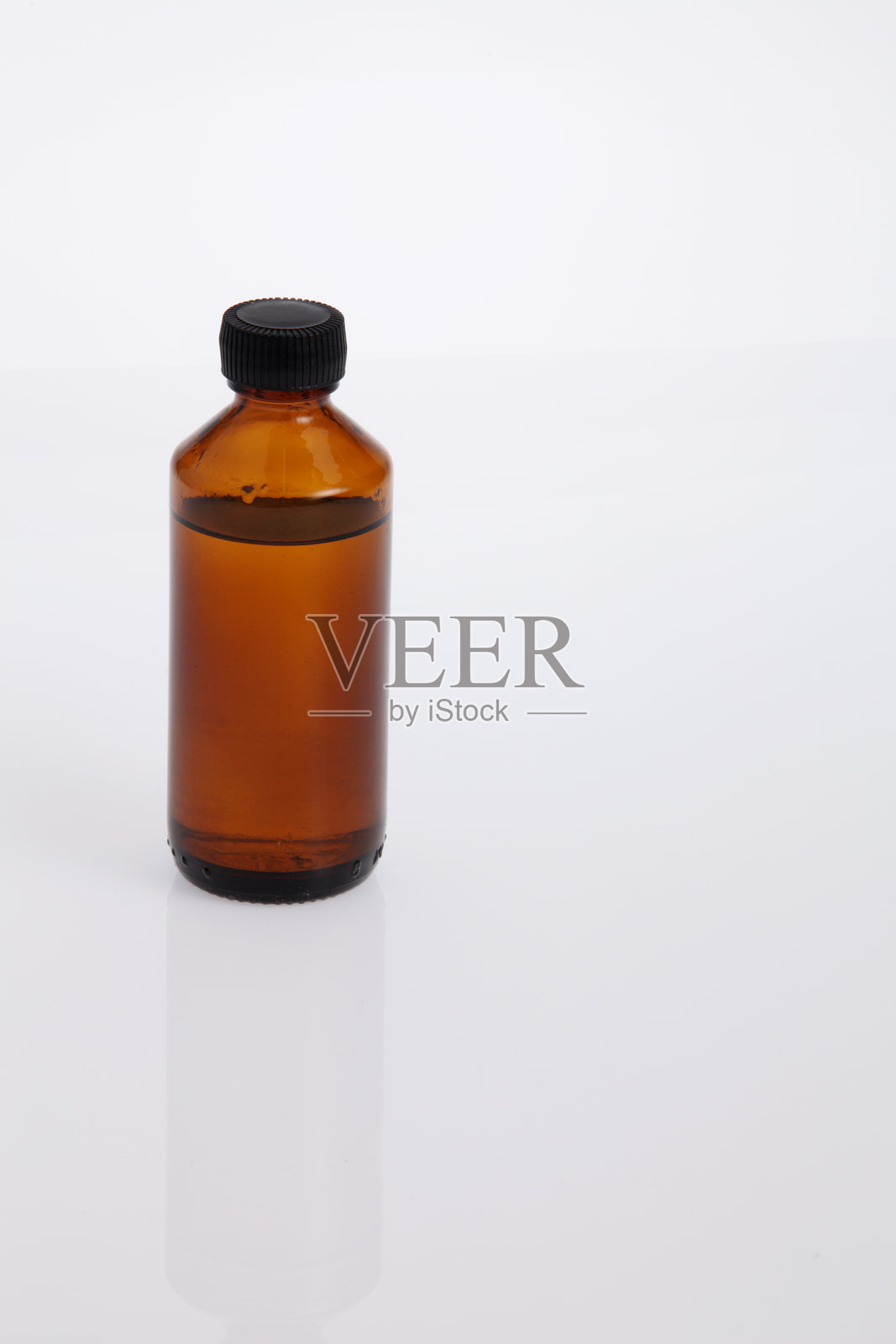 白色背景下的按摩油瓶照片摄影图片